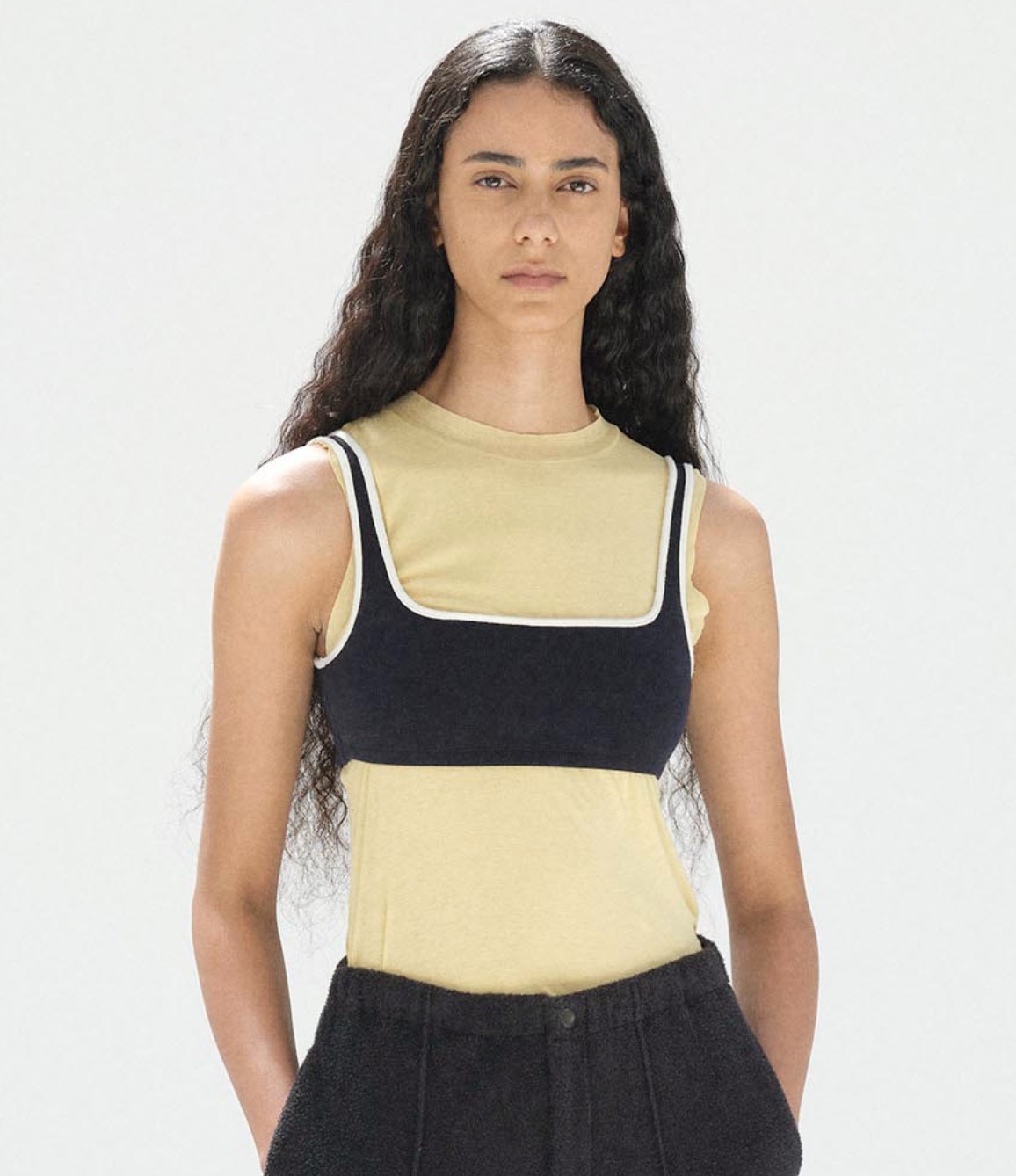 Métisse cheveux longs bouclés · Layering débardeur jaune + corset noir · Jupe noire