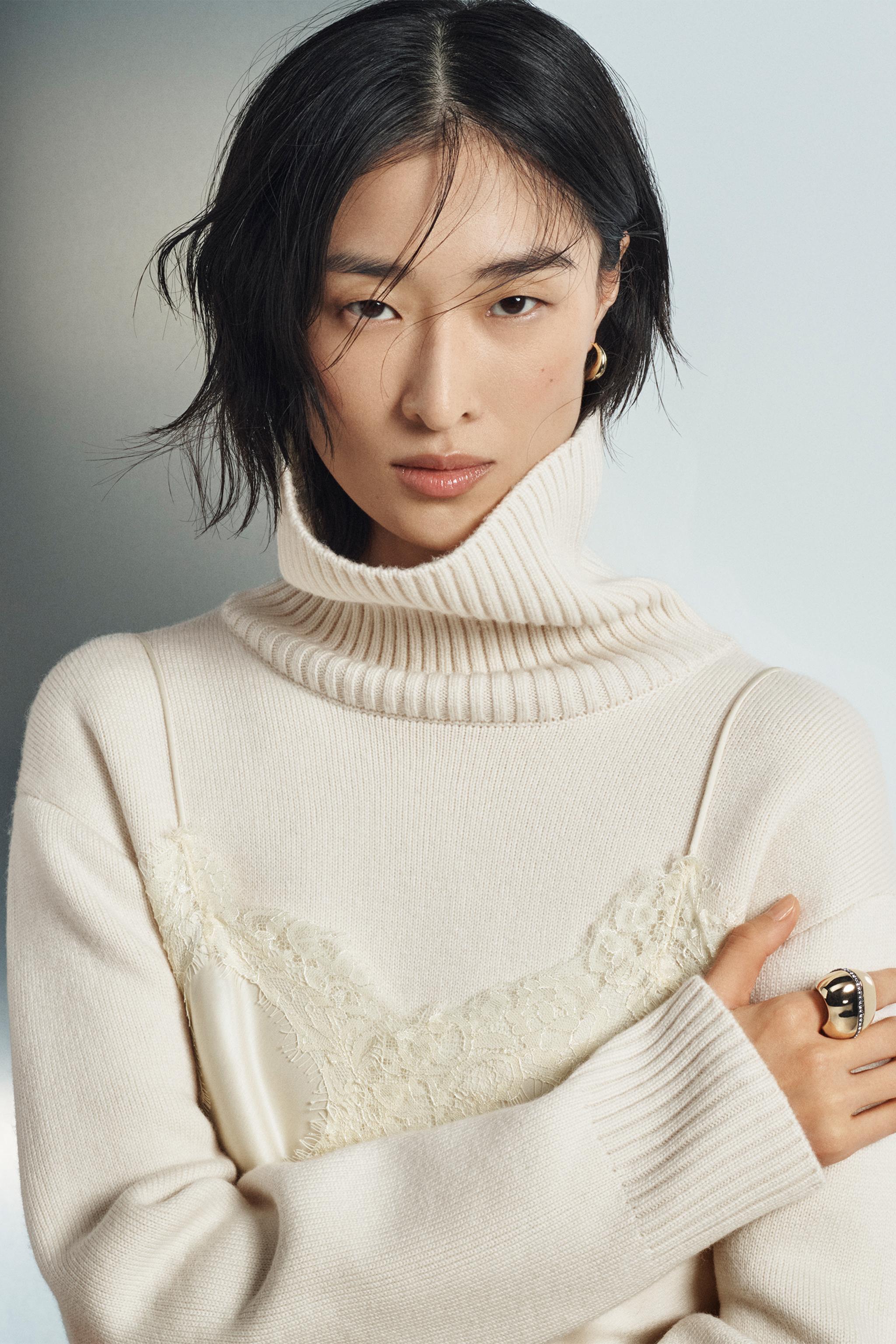 Asiatique cheveux courts · Pull col roulé · Layering caraco dentelle · Attitude fière